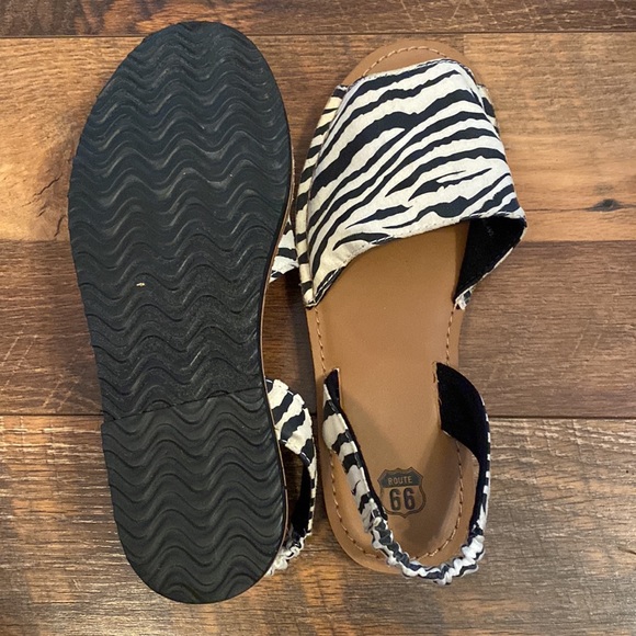 Like new Route 66 zebra print sandals size 6 - Picture 3 of 3